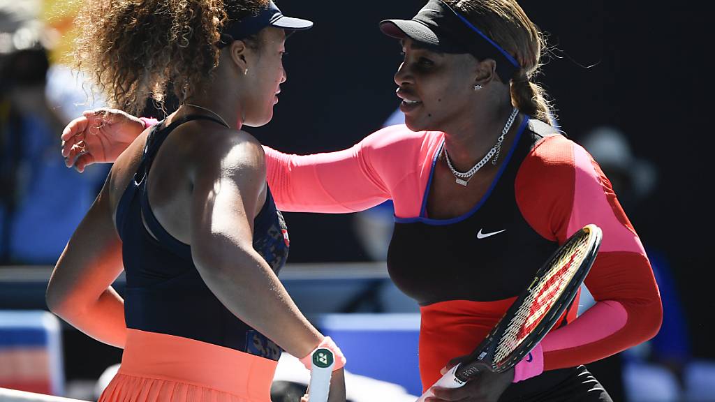 Verdiente Gratulation: Serena Williams (re.) blieb gegen Naomi Osaka chancenlos