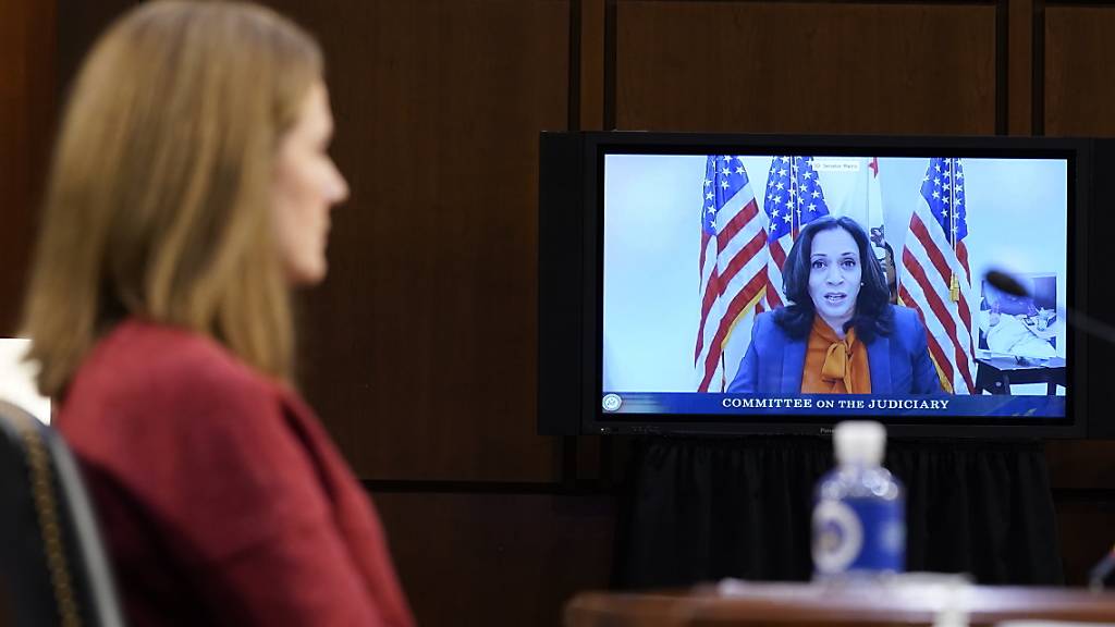 Kamala Harris (r), Vize-Präsidentschaftskandidatin der Demokraten, spricht per Video während einer Anhörung der Kandidatin Amy Coney Barrett (l) vor dem Justizausschuss des Senats. Foto: Patrick Semansky/AP/dpa