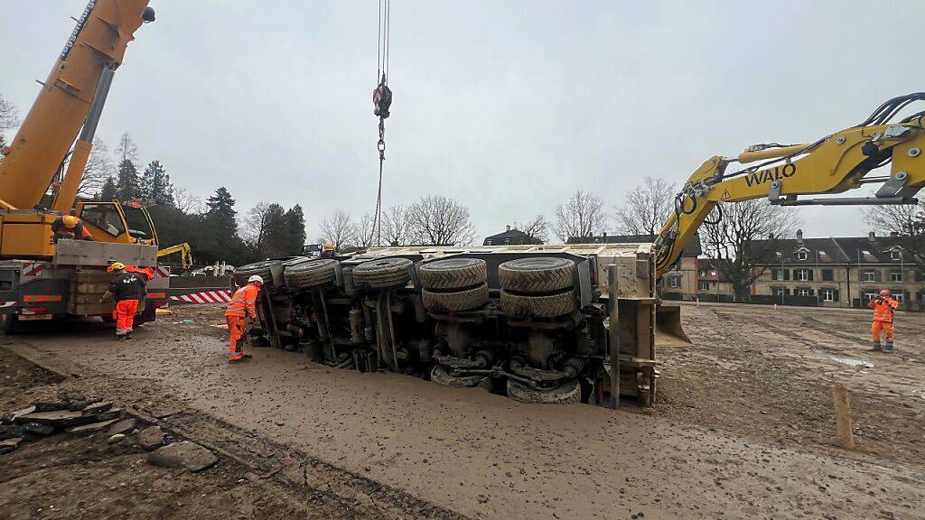 Für die Bergung eines umgekippten Lastwagens kam in Winterthur ein Spezialkran zum Einsatz.