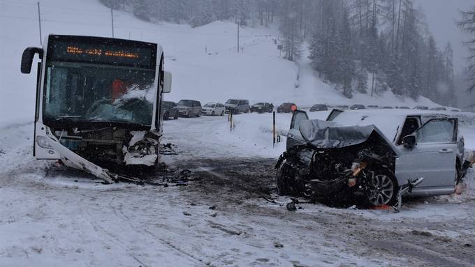 SUV kracht in verschneiter Kurve in Linienbus – sechs Verletzte