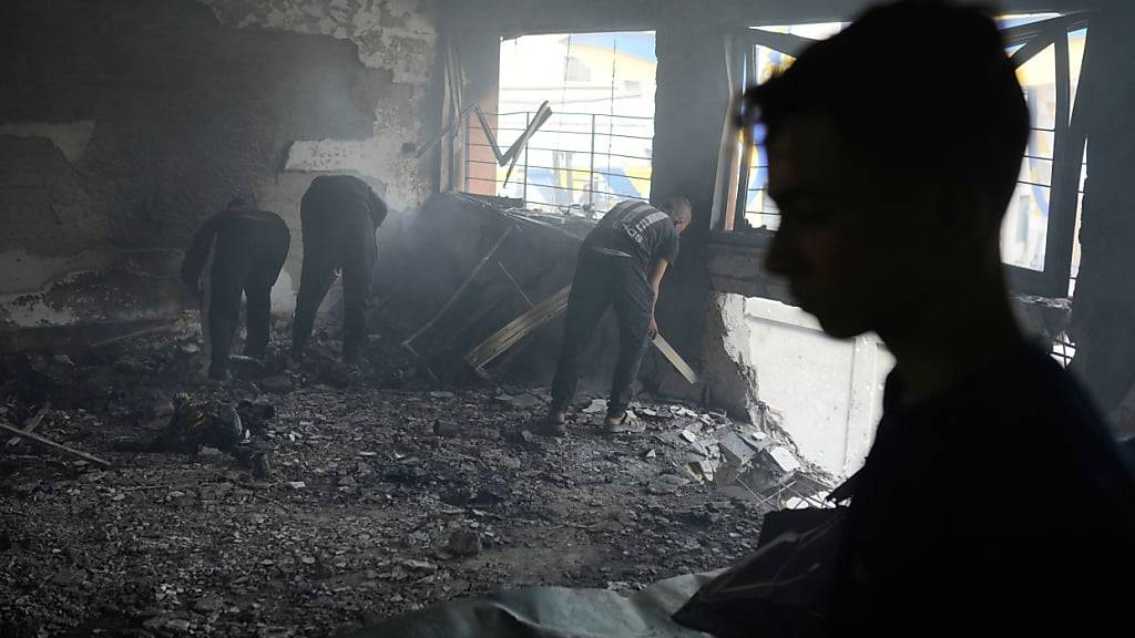 Palästinenser begutachten die Schäden nach einem israelischen Luftangriff auf die Yaffa-Schule in Gaza-Stadt. Foto: Jehad Alshrafi/AP/dpa
