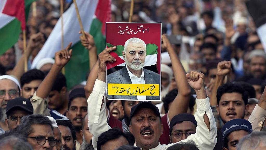 Ein Anhänger der pakistanischen religiösen Gruppe «Jamaat-e-Islami» hält ein Plakat mit dem Porträt des Hamas-Chefs Ismail Hanija während einer Demonstration zur Verurteilung seiner Ermordung. Hanija ist nach Angaben der Terrororganisation bei einem israelischen Angriff in Teheran getötet worden. Foto: Fareed Khan/AP/dpa