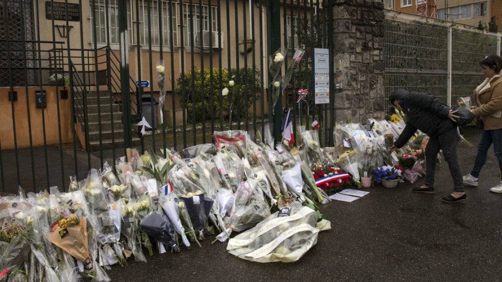 Niedergelegte Blumen vor dem Polizei-Hauptquartier in Carcassonne im Gedenken an die Opfer des islamistischen Anschlags vom Freitag. (Archiv)