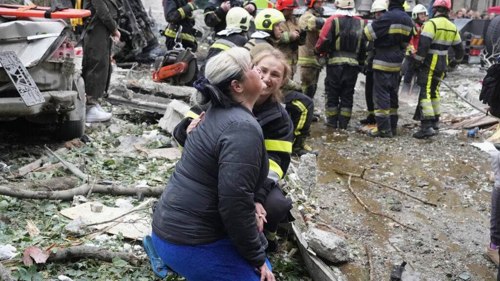 Eine Frau wird von einer Soldatin getröstet, als sie am Schauplatz eines nächtlichen russischen Raketenangriffs weint. Foto: Efrem Lukatsky/AP/dpa