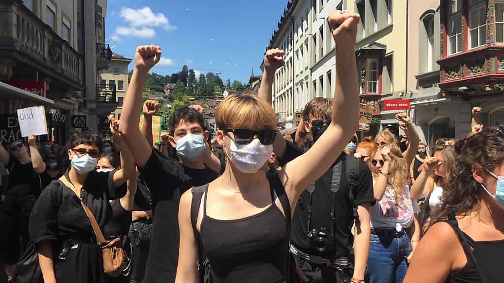 An der Kundgebung gegen Rassismus in St. Gallen nahmen viele junge Teilnehmerinnen und Teilnehmer teil.