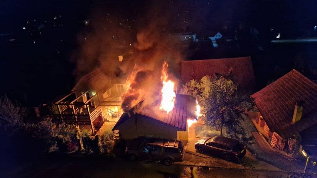 Schopf und Wohnhaus in Endingen brennen mitten in der Nacht