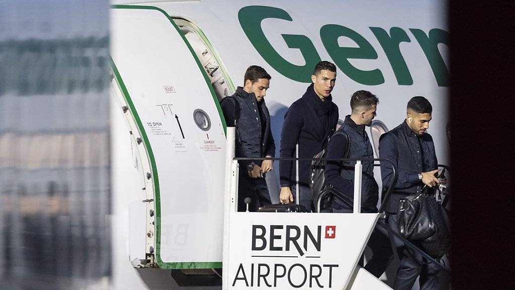 Die Mannschaft von Juventus Turin mit Superstar Cristiano Ronaldo ist am Dienstagabend auf dem Flugplatz Bern-Belp gelandet. Am Mittwochabend trifft die Mannschaft im Rahmen der Champions League auf die Berner Young Boys. EPA/ANTHONY ANEX