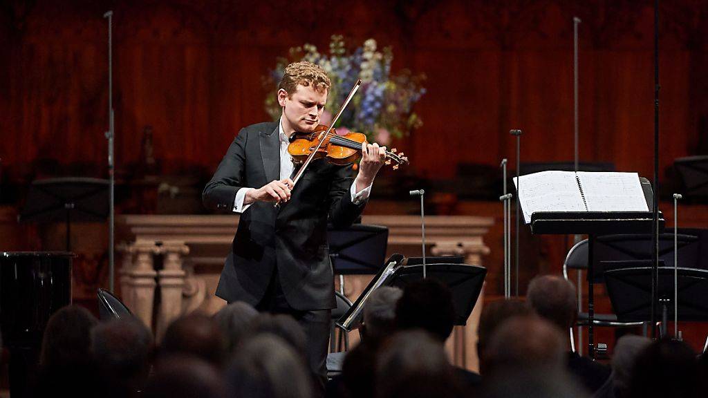 Der Solist Sebastian Bohren trat letztlich ganz solo an: Statt des ursprünglich geplanten zeitgenössischen Violinkonzerts von Sofia Gubaidulina stellte er sein Können mit einem Bach-Solo unter Beweis.
