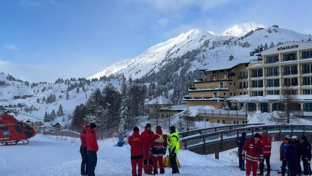 HANDOUT - Einsatzteams mit Rettungshubschraubern besprechen sich nahe der Unglücksstelle bei Obertauern im Bundesland Salzburg. Foto: ---/apa/dpa - ACHTUNG: Nur zur redaktionellen Verwendung und nur mit vollständiger Nennung des vorstehenden Credits