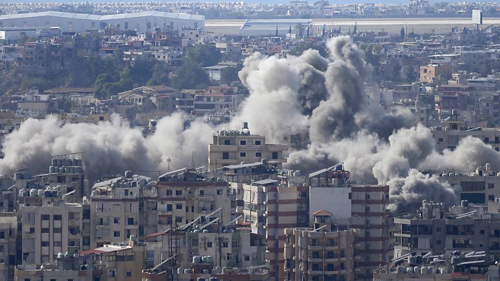 Rauch steigt nach einem israelischen Luftangriff aus dem Stadtteil Dahieh, der Hochburg der Hisbollah, auf. Foto: Hussein Malla/AP/dpa