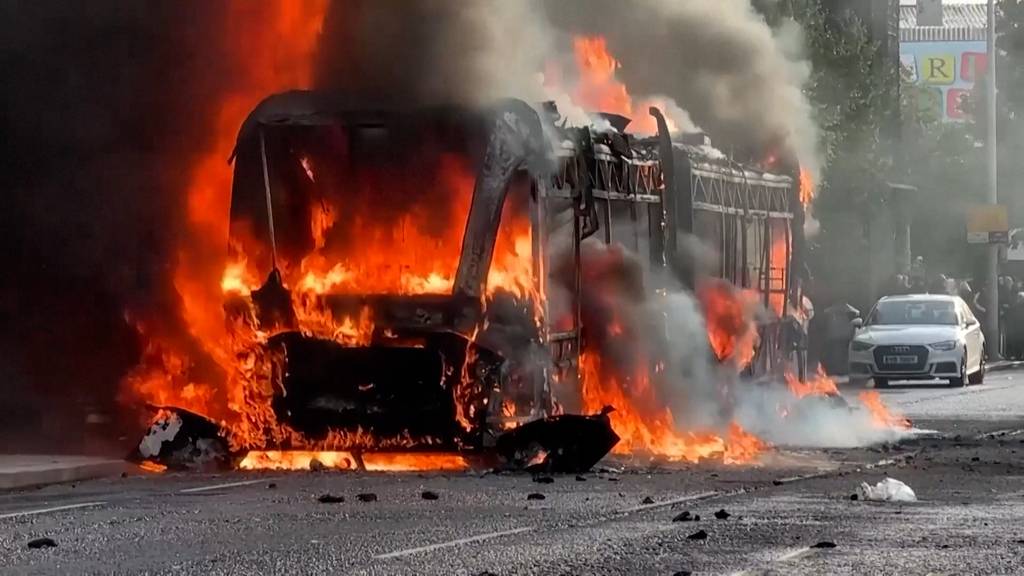 Messerangriff schockt Briten: Proteste in Belfast eskalieren