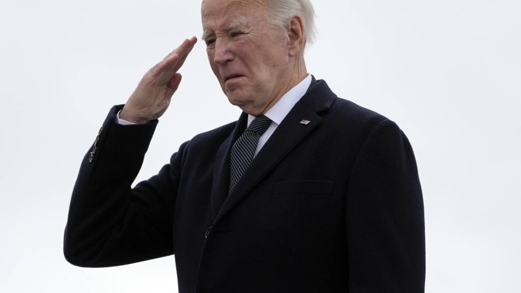 Joe Biden, Präsident der USA, salutiert, als er an Bord der Air Force One geht. Foto: Alex Brandon/AP