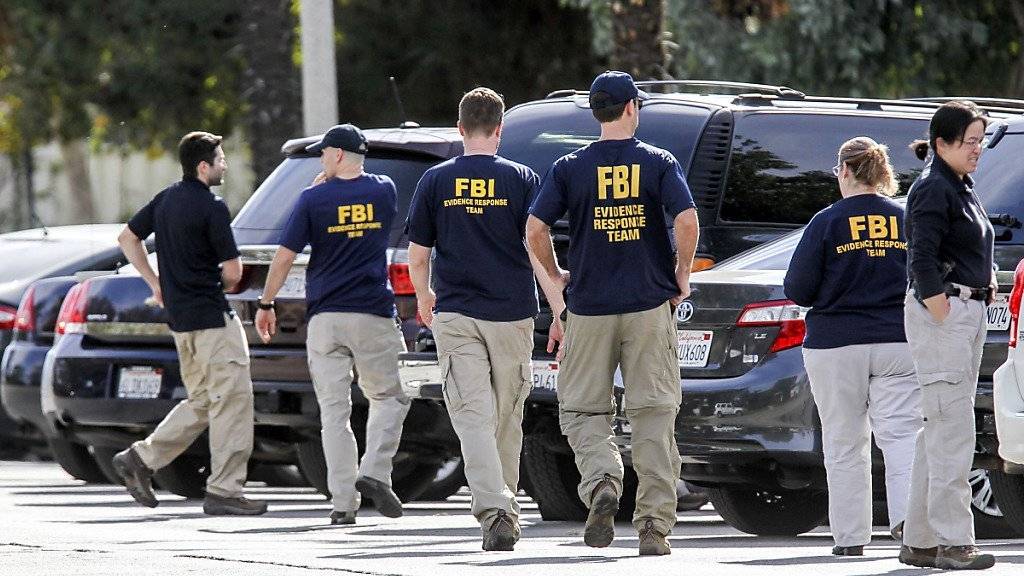 Ermittler  durchsuchen ein Haus und Umgebung in Zusammenhang mit einer Schiesserei in San Bernardino in Kalifornien, bei der 14 Menschen getötet wurden.  Ein Imam der örtlichen Moschee hat einen religiösen Hintergrund der Tat zurückgewiesen.
