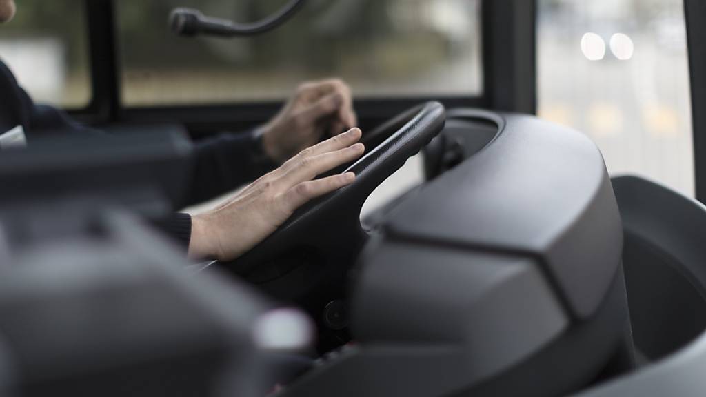 Monotone Bewegungen und Stress im Verkehr: Nur gerade rund 4 Prozent der Busfahrerinnen und Busfahrer lebt beschwerdefrei. (Archivbild)