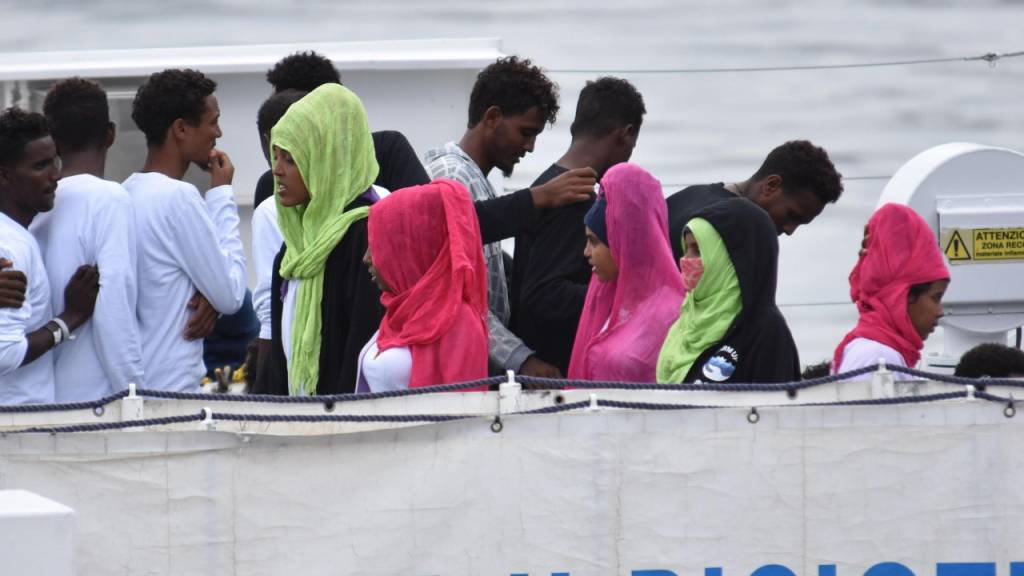 Aus Seenot gerettete Migranten auf einem Schiff der italienischen Küstenwache 2018. Deutschland fordert eine grössere Beteiligung aller EU-Saaten bei der  Seenotrettung. (Foto: Orietta Scardino/EPA/KEYSTONE)