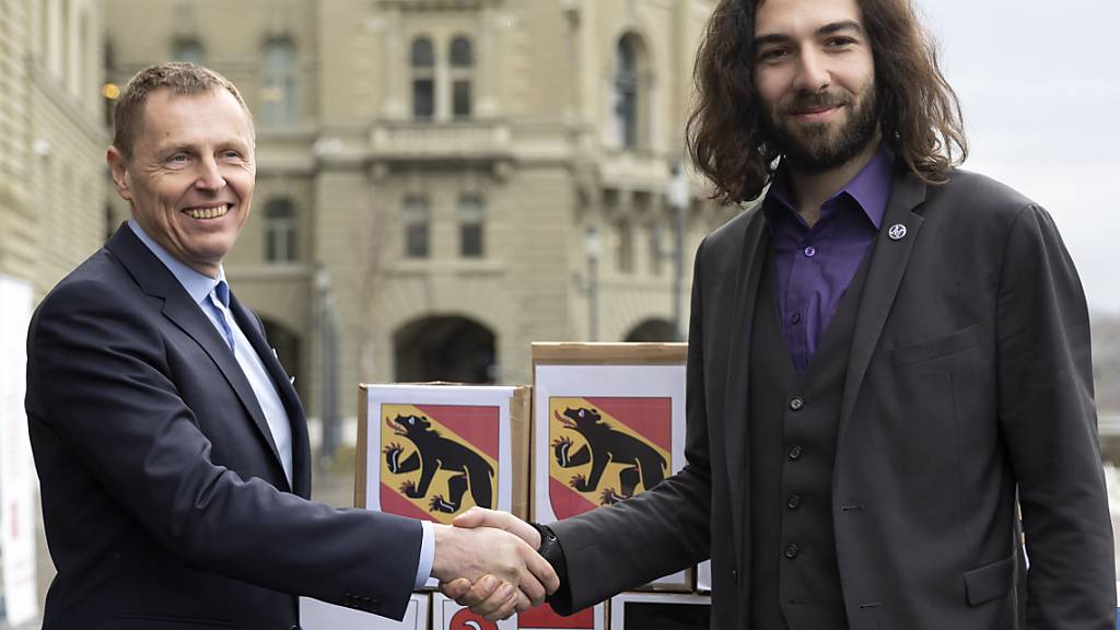 Nicolas Rimoldi, Präsident von Mass-Voll (rechts), und Roland Bühlmann, Co-Präsident der Freunde der Verfassung, lancieren eine Initiative zur Stärkung der Schweizer Souveränität. (Archivbild)