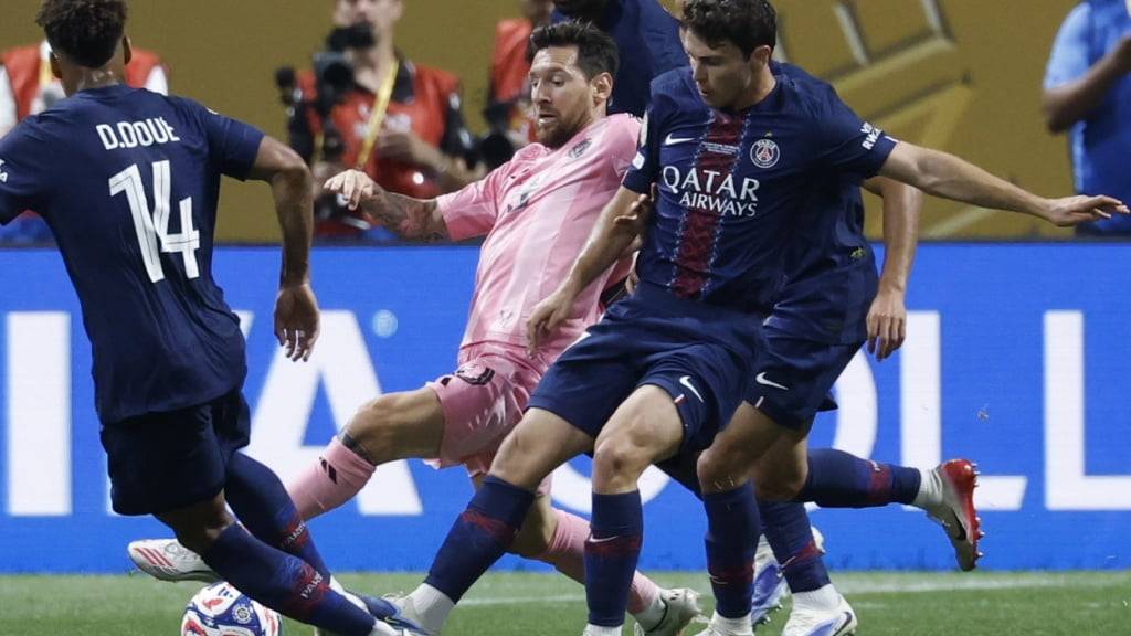 Lionel Messi (Mitte) konnte gegen seinen Ex-Klub Paris Saint-Germain nichts ausrichten