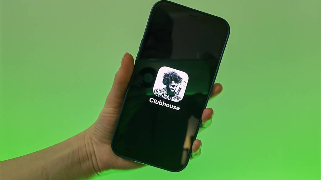 Eine Nutzerin der Social-Media-App Clubhouse zeigt ihr Smartphone mit dem Logo der Audio-Anwendung. Foto: Christoph Dernbach/dpa