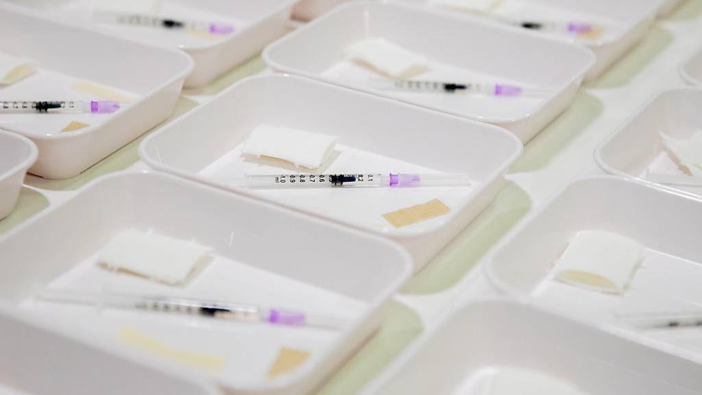 Spritzen mit dem BioNTech-Pfizer-Impfstoff liegen auf einem Tisch in einem Corona-Impfzentrum in Berlin. Die Zahl der verabreichten Impfungen in Deutschland nähert sich der Marke von 50 Millionen an. Foto: Christoph Soeder/dpa