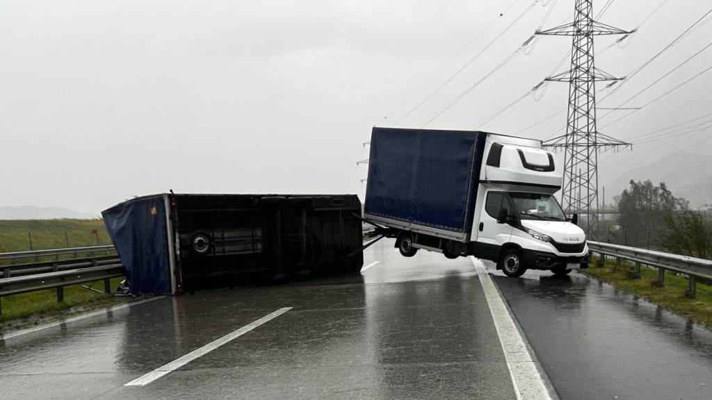 Der Anhänger kippte aufgrund einer starken Windböe zur Seite.