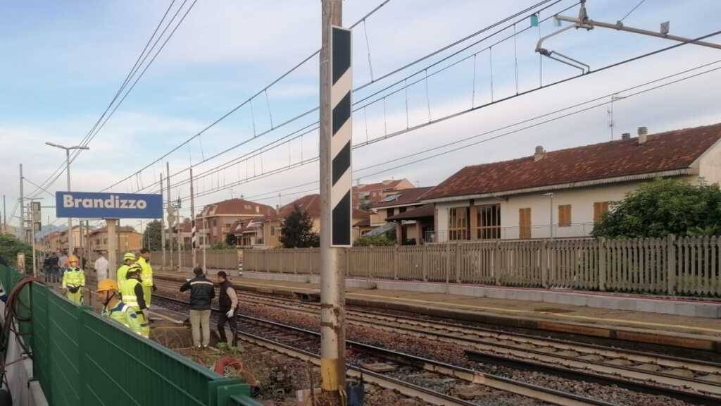 Einsatzkräfte und Ermittler stehen an Bahngleisen. Ein Zug hat auf der Strecke zwischen Mailand und Turin italienischen Medien zufolge fünf Menschen bei Gleisarbeiten erfasst und getötet. Foto: Lapresse/LaPresse via ZUMA Press/dpa