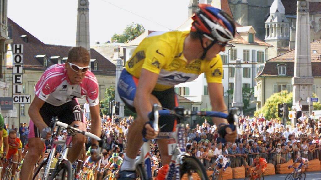 Im Jahr 2000 duellierten sich der gefallene Seriensieger Lance Armstrong (rechts) und Jan Ullrich in Lausanne im Rahmen der Tour de France