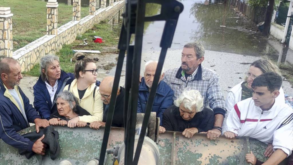 HANDOUT - Anwohner werden mit Hilfe eines Bulldozers evakuiert. Die Hochwassersituation in den von Starkregen betroffenen Gegenden Mittelgriechenlands verschärft sich weiter. Foto: Uncredited/Hellenic National Defence General Staff/AP/dpa - ACHTUNG: Nur zur redaktionellen Verwendung im Zusammenhang mit der aktuellen Berichterstattung und nur mit vollständiger Nennung des vorstehenden Credits