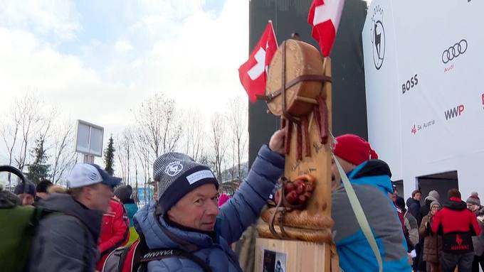 Kitzbühel-Fans mit riesen «Käse-Wurst-Konstrukt»