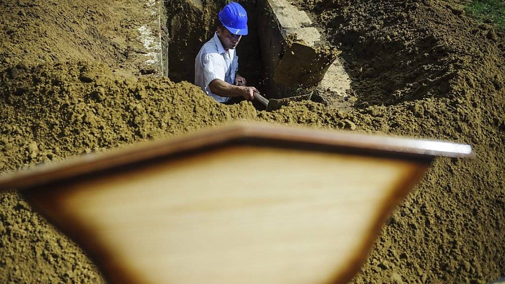 Tod auf dem Friedhof: Drei Männer werden beim Ausheben eines Grabes in Vietnam vom Blitz erschlagen. (Symbolbild)
