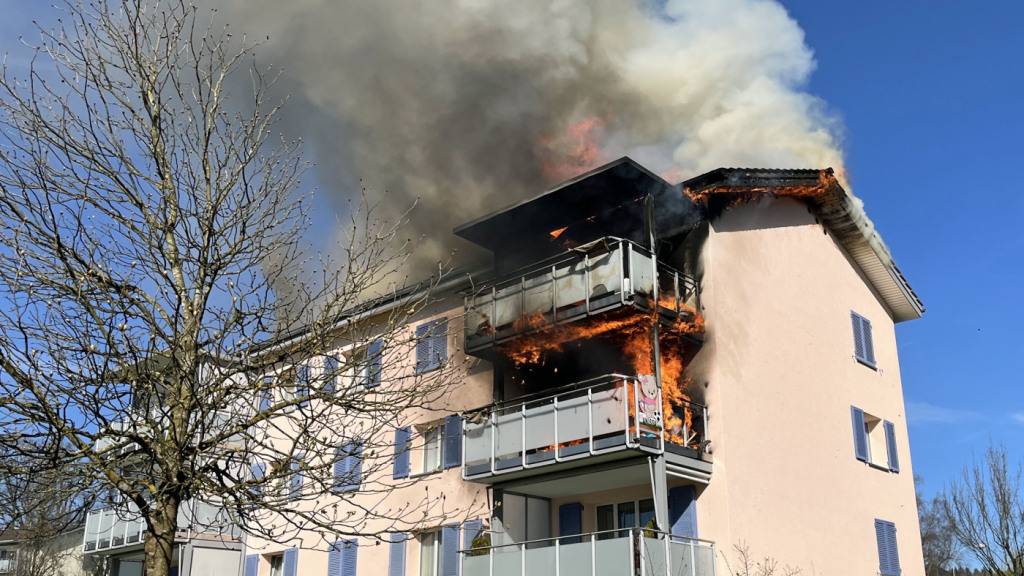 Beim Brand eines Balkons und des Dachstocks eines Mehrfamilienhauses in Emmenbrücke LU verletzte sich am Freitagvormittag niemand.