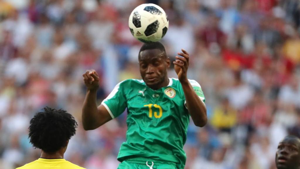Diafra Sakho (beim Kopfball) war 1998 WM-Teilnehmer von Senegal