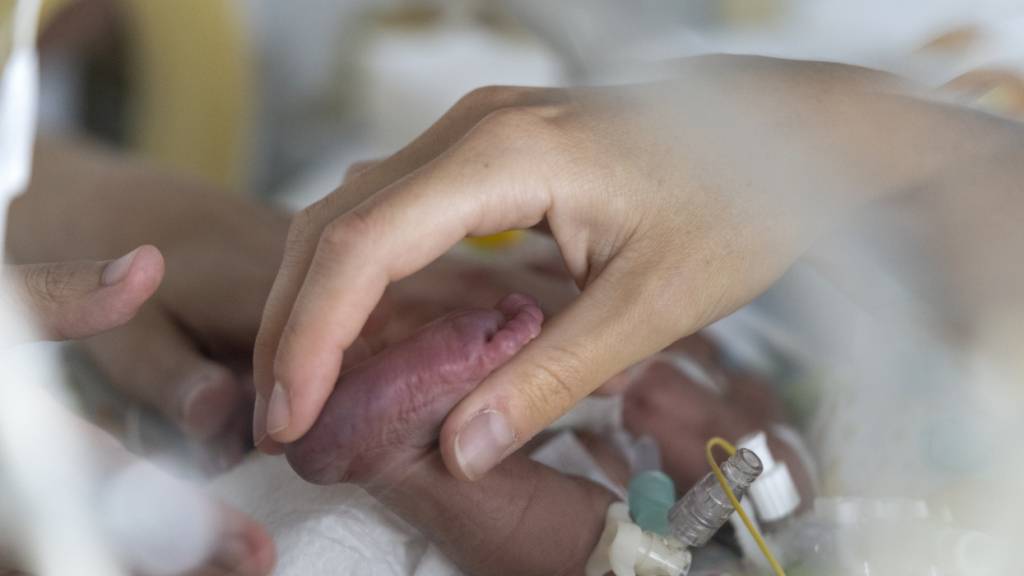 Mütter, die sich im Spital länger um ihr Neugeborenes kümmern müssen, sollen Erwerbsersatzleistungen erhalten. Das hat das Parlament beschlossen. (Themenbild)