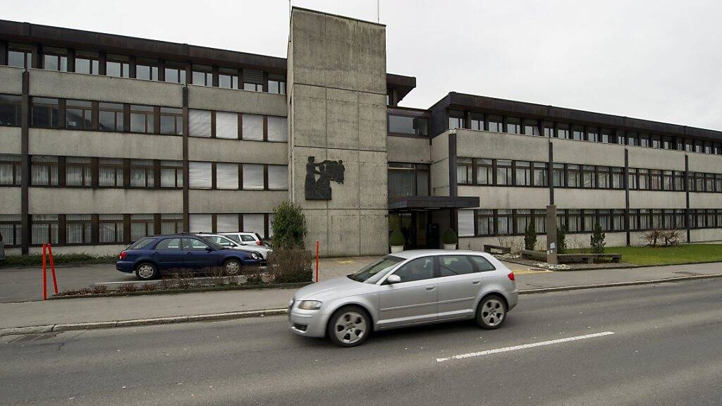 Das heutige Verwaltungsgebäude in Schwyz soll künftig nach Kaltbach umziehen. (Archivbild)