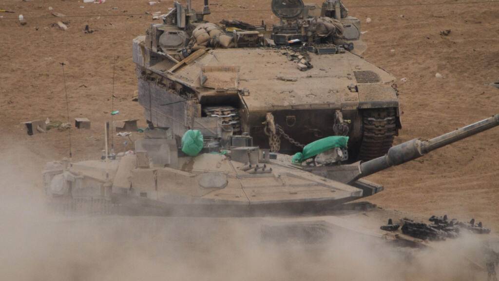 Israelische Soldaten fahren einen Panzer in der Nähe der Grenze zwischen Israel und Gaza, vom Süden Israels aus gesehen, nachdem bekannt wurde, dass Israel und die Hamas der ersten Phase eines Friedensplans zur Unterbrechung der Kämpfe zugestimmt haben. Foto: Ariel Schalit/AP/dpa