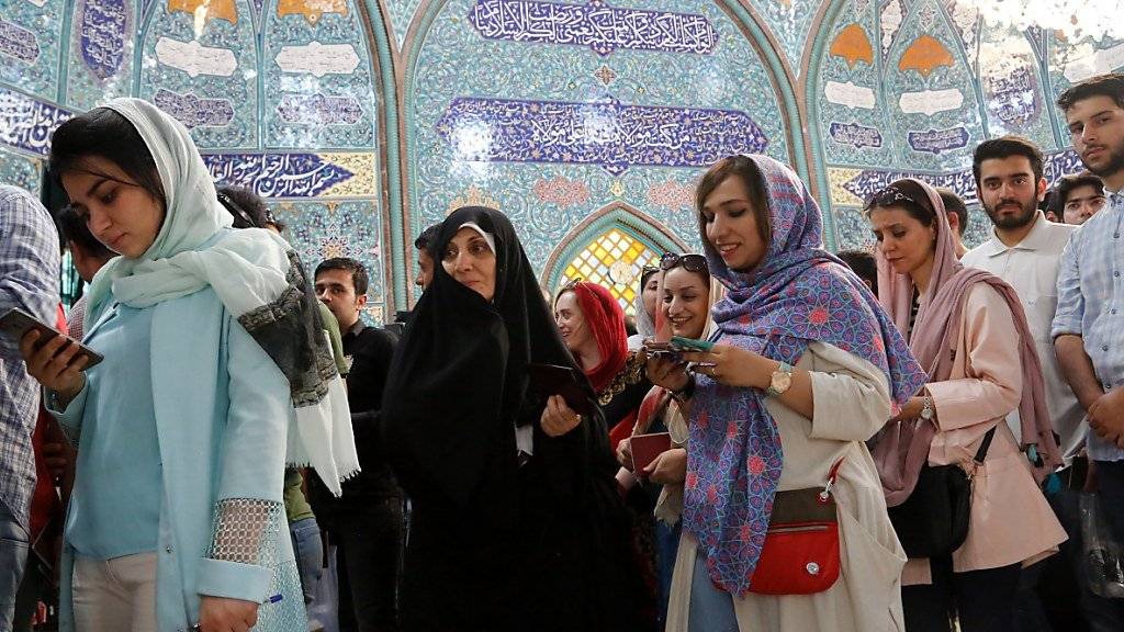 Bei der Präsidentenwahl im Iran zeichnet sich eine hohe Beteiligung ab. Bereits am frühen Morgen bildeten sich lange Schlangen vor den Wahllokalen.