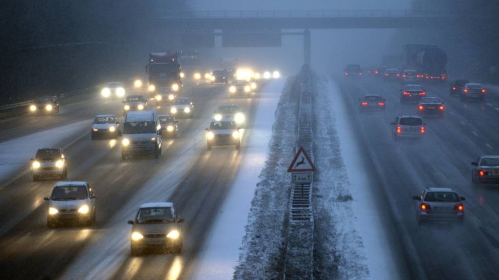 In weiten Teilen der Schweiz hat es in der Nacht auf Montag nochmals geschneit. Auf den Strassen ist es jedoch bislang zu keinen Unfällen gekommen. Die Meteorologen warnen aber vor Glatteis. (Archivbild)