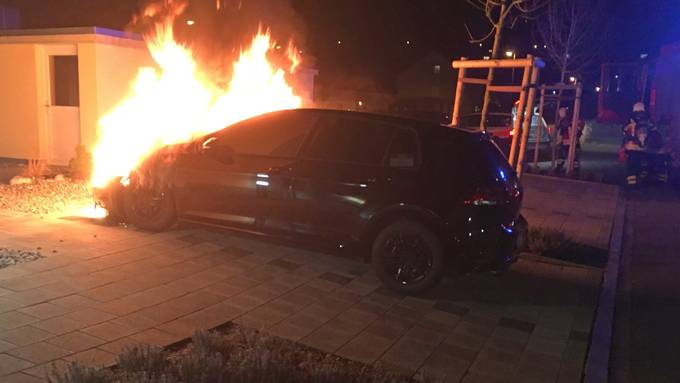 Auto brennt auf Parkplatz