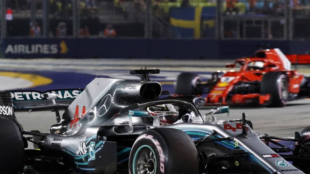 Lewis Hamilton verteidigt nach dem Start die Führung