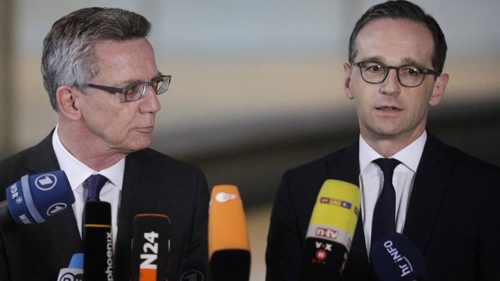 Innenminister de Maizière (links) und Justizminister Maas möchten kriminelle Ausländer leichter abschieben können. (Archiv)