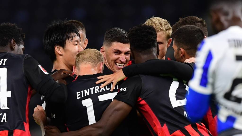 Steven Zuber feiert gemeinsam mit seinen Teamkollegen von Eintracht Frankfurt den ersten Sieg in dieser Bundesliga-Saison