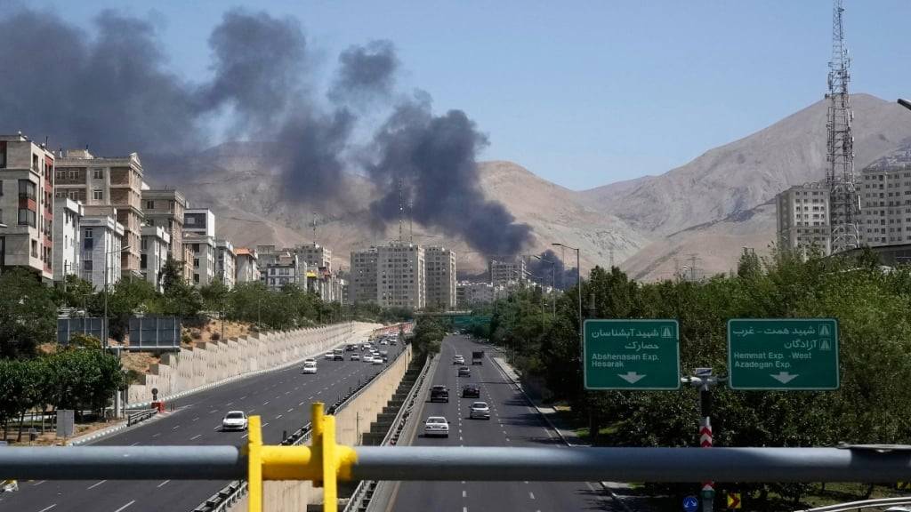 Rauch steigt aus einem Öllager in der iranischen Hauptstadt auf, nachdem es von einem israelischen Angriff getroffen worden zu sein scheint. Foto: Vahid Salemi/AP/dpa