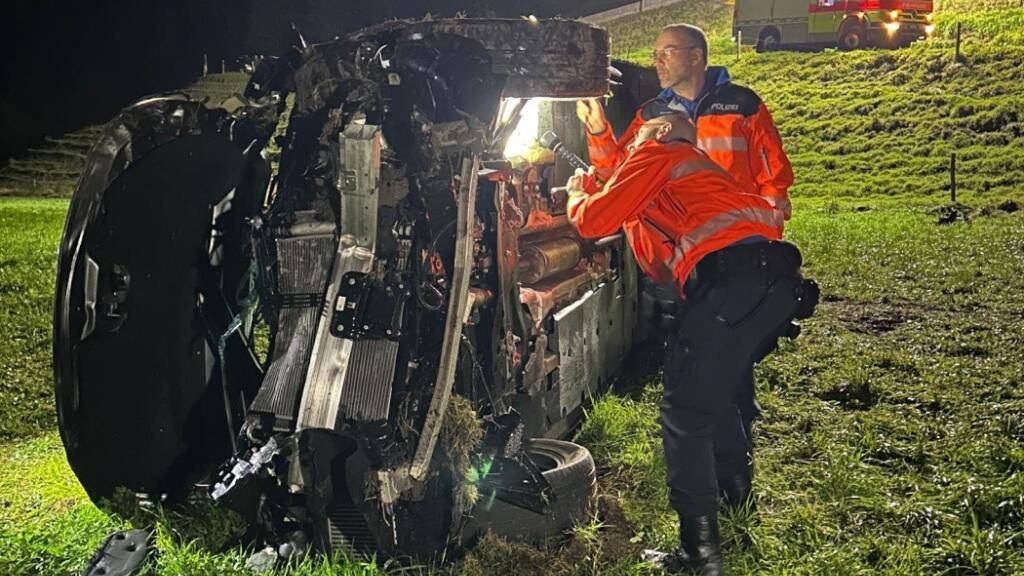 Das Fahrzeug blieb nach dem Unfall seitlich liegen.