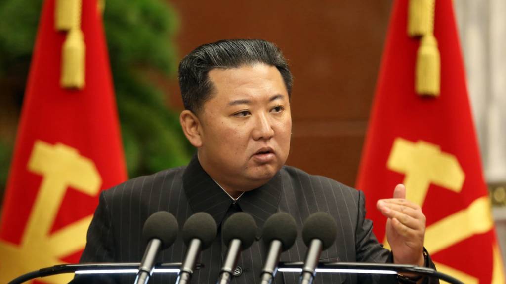 HANDOUT - Dieses von der staatlichen nordkoreanischen Nachrichtenagentur KCNA am 03.09.2021 zur Verfügung gestellte Foto zeigt Kim Jong Un, Machthaber von Nordkorea, der während einer Sitzung des Politbüros eine Rede hält. Foto: -/KCNA/dpa - ACHTUNG: Nur zur redaktionellen Verwendung im Zusammenhang mit der aktuellen Berichterstattung und nur mit vollständiger Nennung des vorstehenden Credits