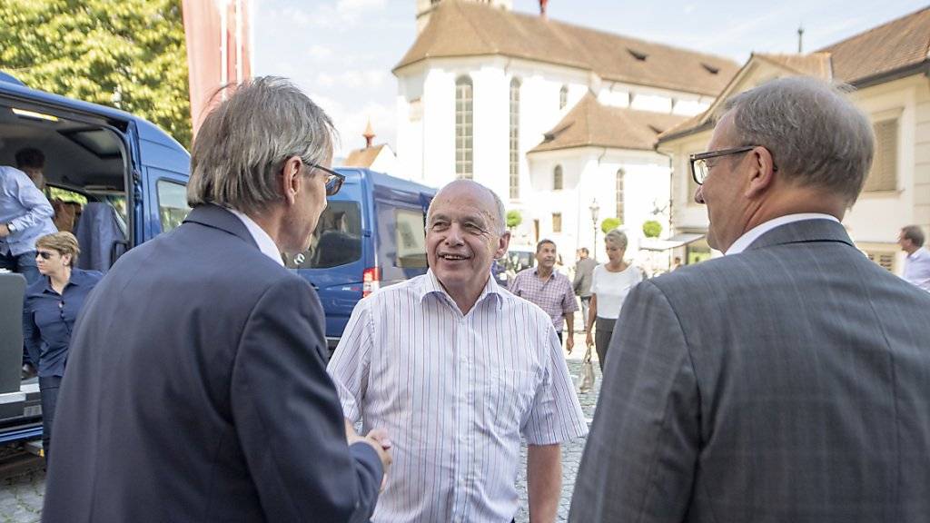 Bundespräsident Ueli Maurer trifft anlässlich des Bundesratsbesuchs in Stans ein und wird unter anderem von Landammann Alfred Bossard (rechts) begrüsst.