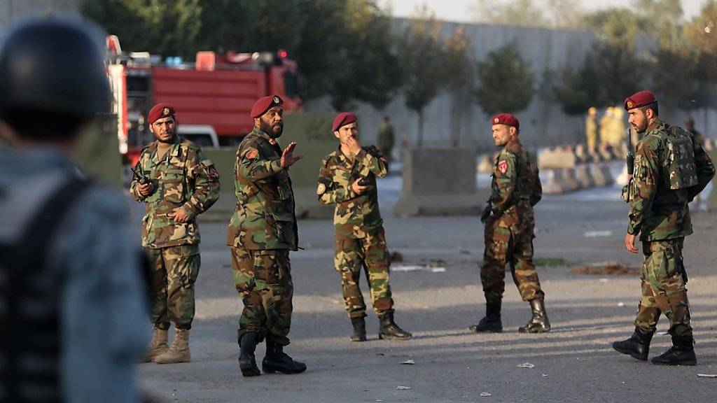 Soldaten sichern den Ort des Anschlags in Kabul am Nachmittag. Nun hat es erneut eine laute Explosion in der afghanischen Hauptstadt gegeben.