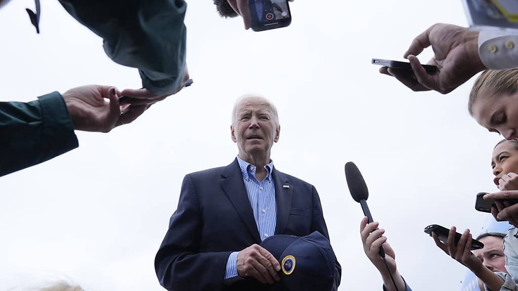 dpatopbilder - Joe Biden, Präsident der USA, spricht mit Journalisten, bevor er an Bord der Air Force One geht, um sich in North Carolina und South Carolina ein Bild von den Schäden des Hurrikans «Helene» zu machen. Foto: Susan Walsh/AP/dpa