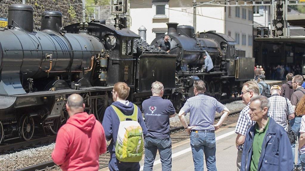 Die Fahrt des historischen Dampfzugs über die Gotthard-Bergstrecke zog viele Schaulustige an. Hier die Einfahrt in den Bahnhof von Göschenen in Uri.