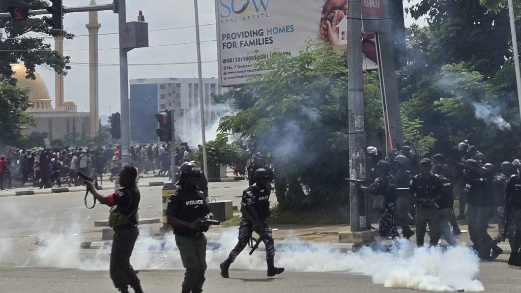 Tausende von meist jungen Menschen sind in Nigeria auf die Straße gegangen, um gegen die schlimmste Lebenshaltungskostenkrise seit einer Generation zu protestieren. Foto: Sunday Alamba/AP/dpa