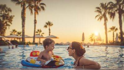 Urlaub Swimming Pool Titelbild Mutter Kind