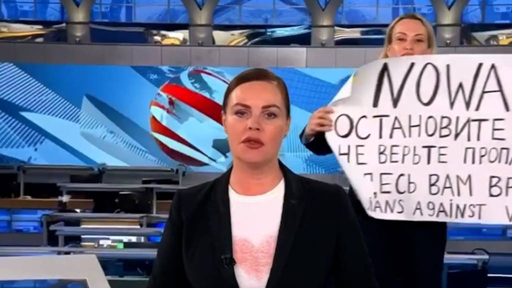 SCREENSHOT - Marina Ovsyannikova protestiert im russischen Staats-Fernsehen gegen den Ukraine-Krieg. Weltweit erntet sie für ihren Mut Anerkennung. Foto: ---/Social Media/dpa - ACHTUNG: Nur zur redaktionellen Verwendung im Zusammenhang mit der aktuellen Berichterstattung über ihre Aktion.
